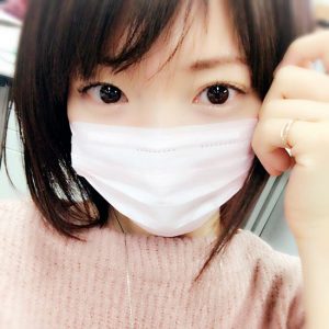 顔の全体を映し、マスクで口元を隠す